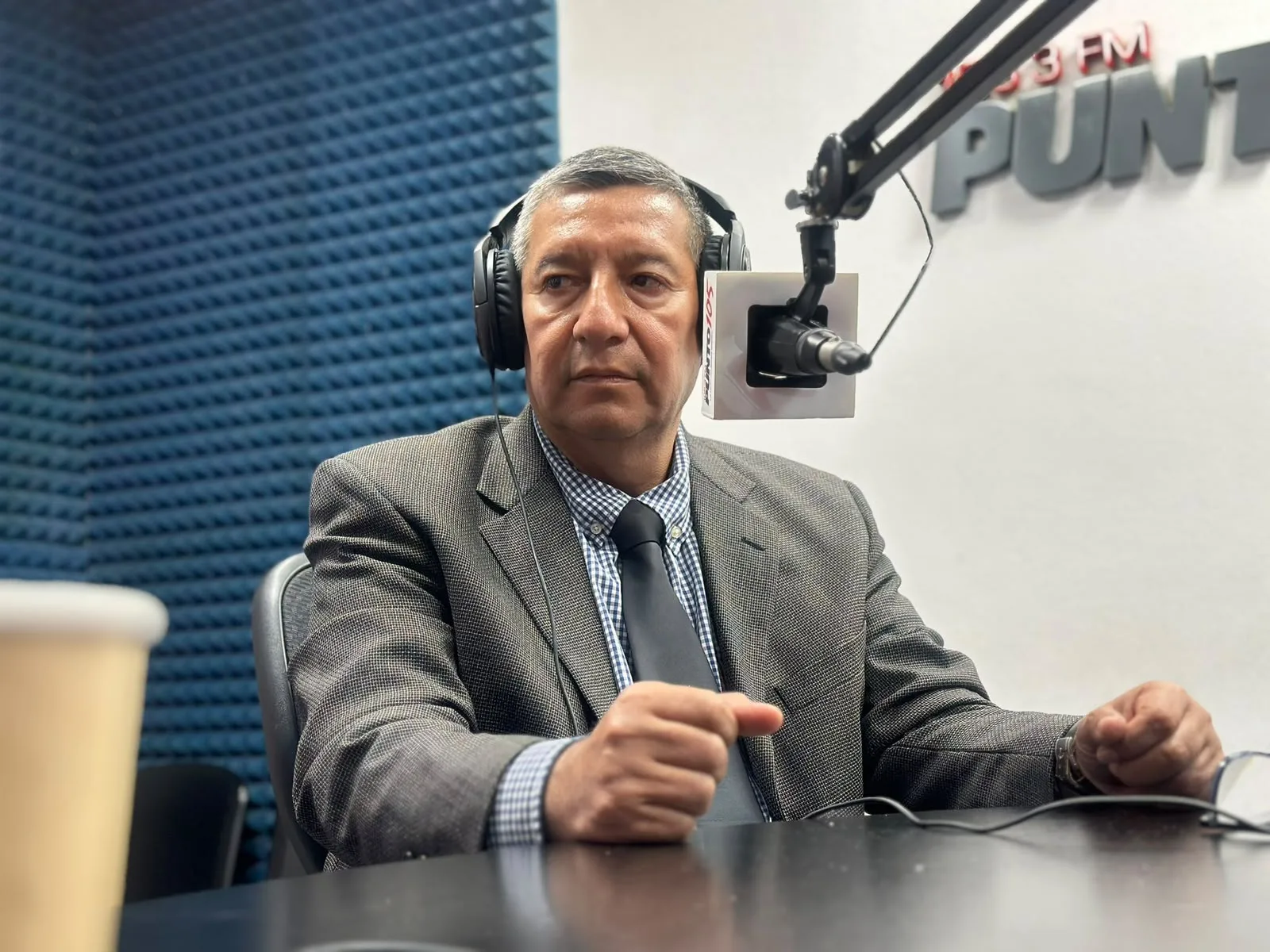 Mauricio Hernández durante una entrevista en cabina de radio