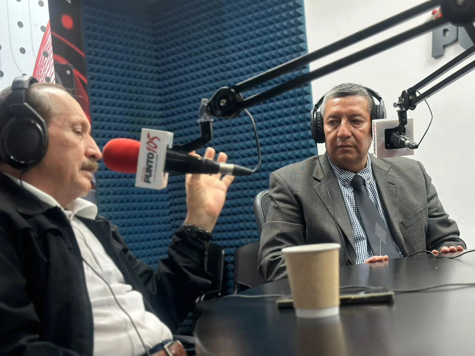 Mauricio Hernández conversando con el entrevistador en cabina