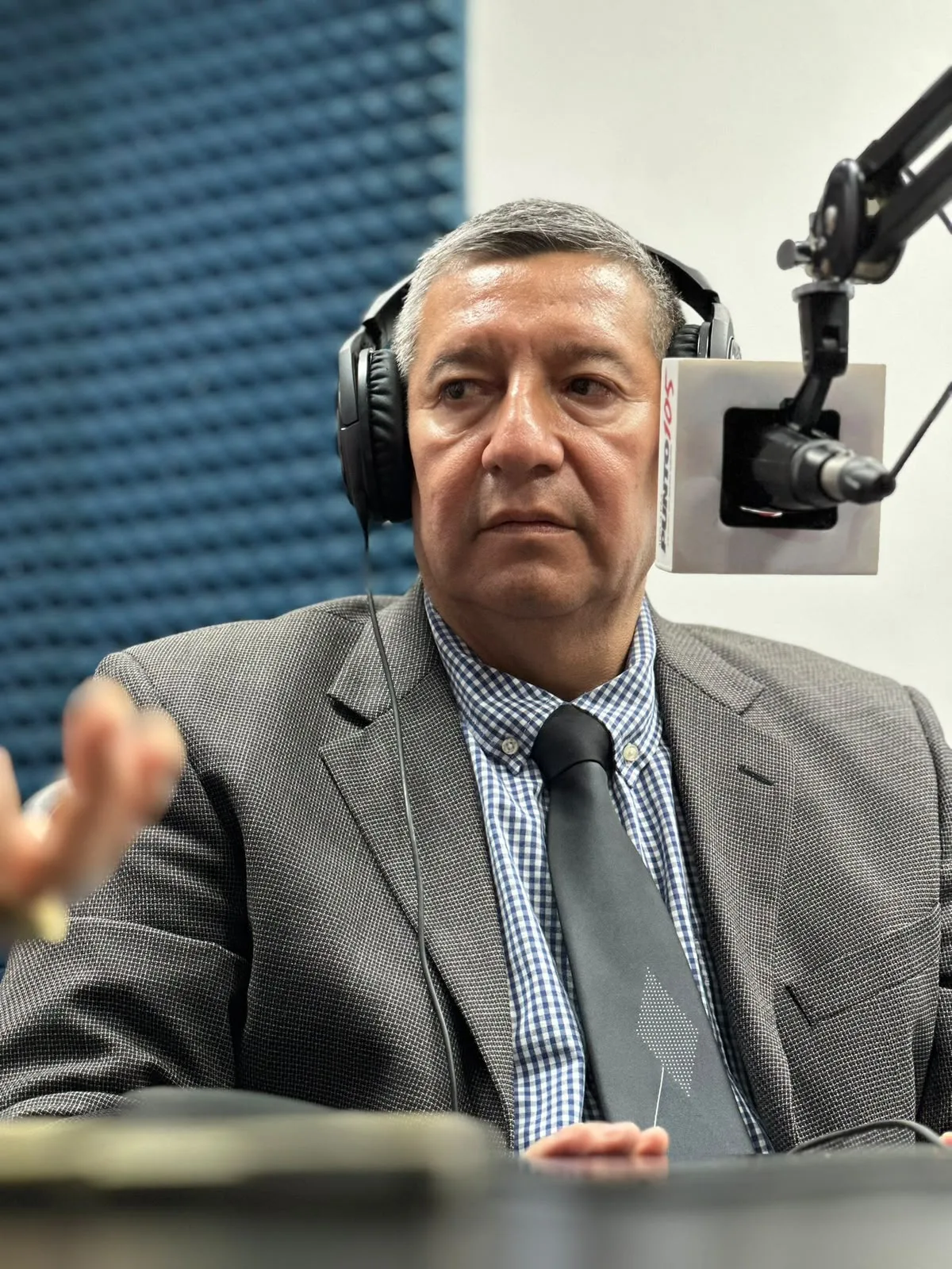 Primer plano de Mauricio Hernández durante una entrevista radial
