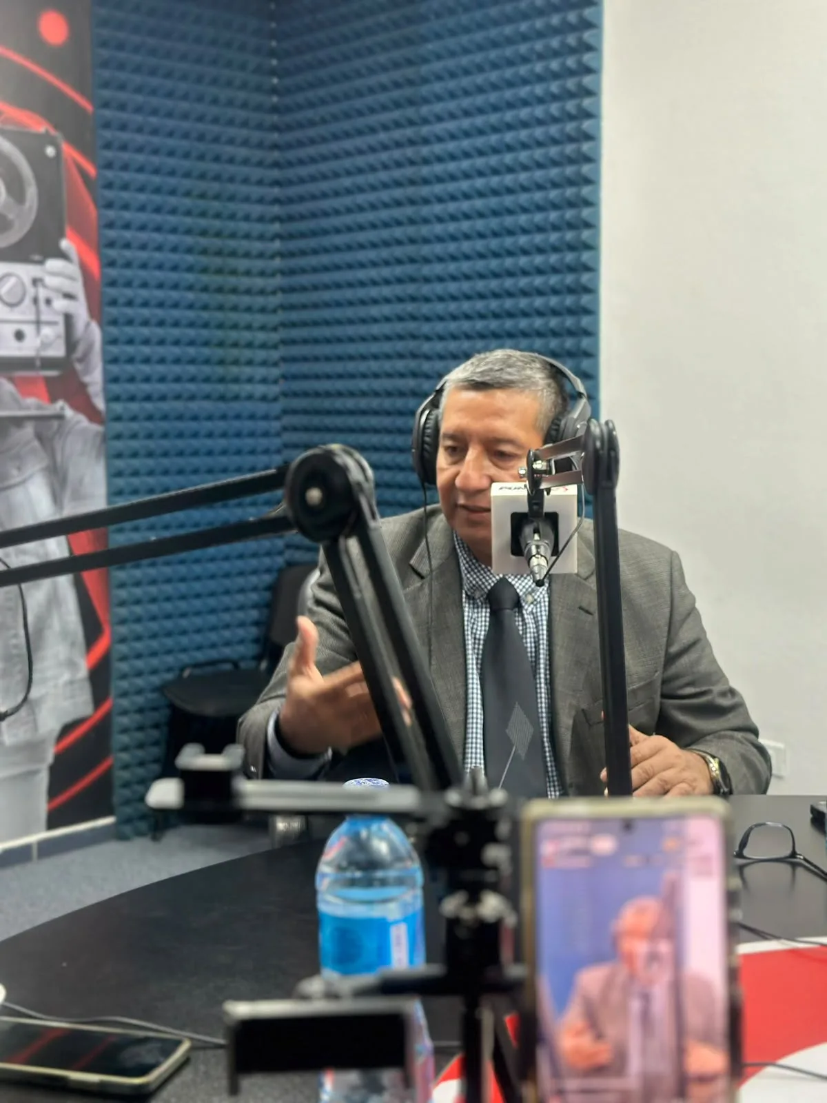 Mauricio Hernández exponiendo sus ideas durante la entrevista