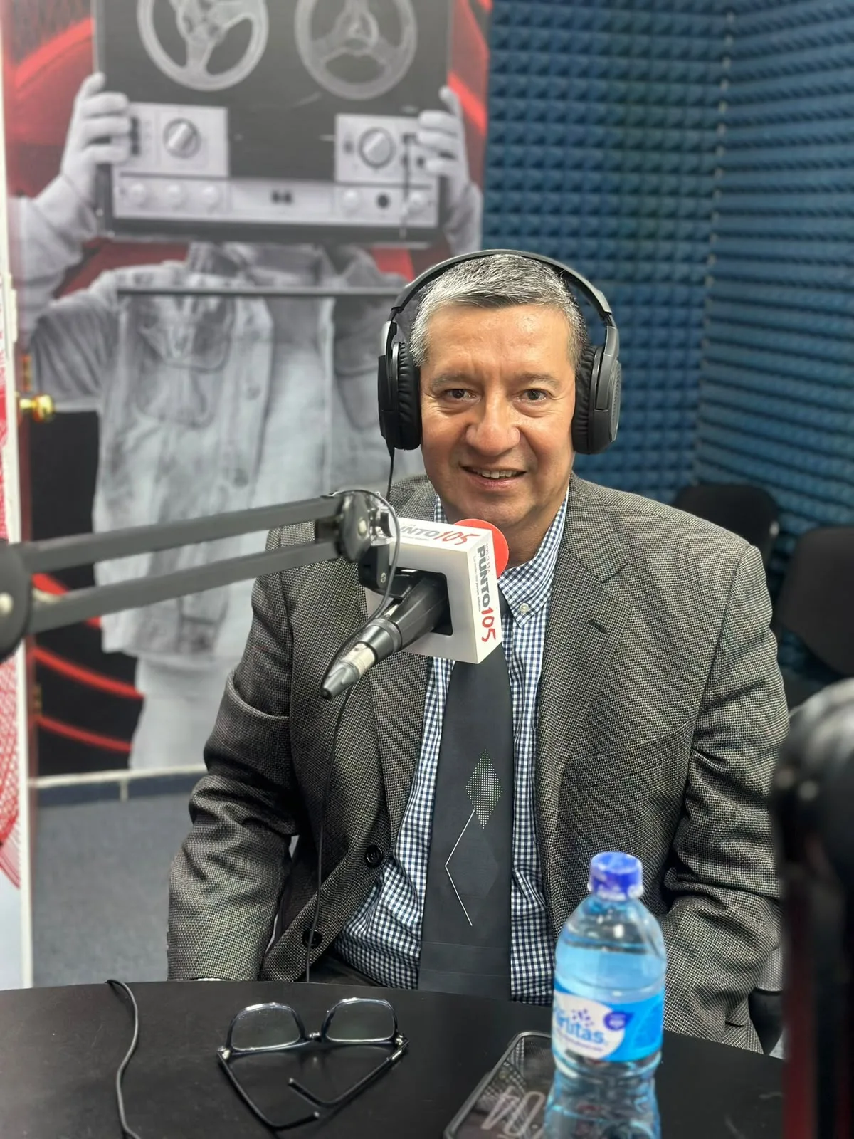 Mauricio Hernández en los estudios de radio Punto 105